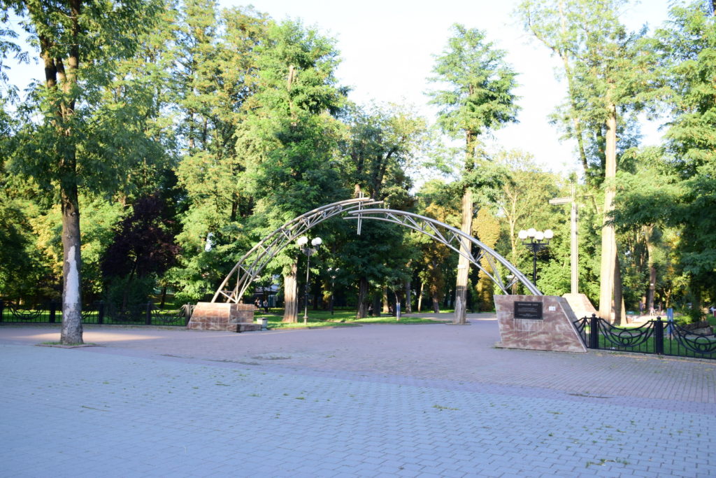 Skwer pamięci w Iwano-Frankiwsku. Dawny cmentarz przy ulicy Nezałeżnosti (Sapieżyńskiej)